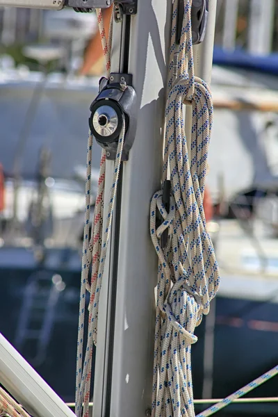 Dettaglio delle corde di una barca a vela — Foto Stock