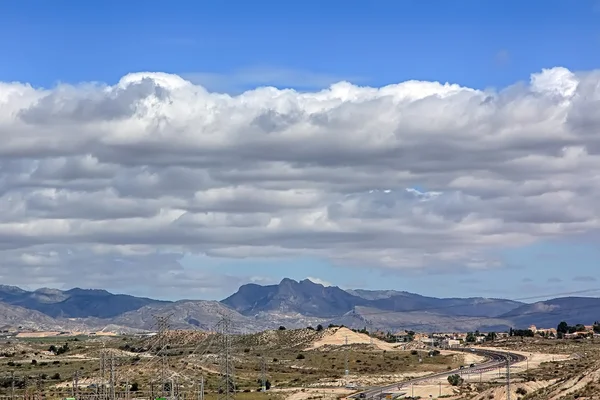 Overzicht van het veld met mooie bewolkte hemel — Stockfoto