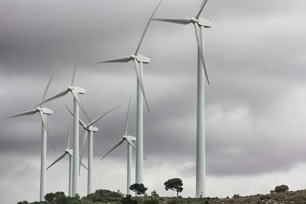 Molinos eólicos en una tormenta oscura, generadores eléctricos —  Fotos de Stock