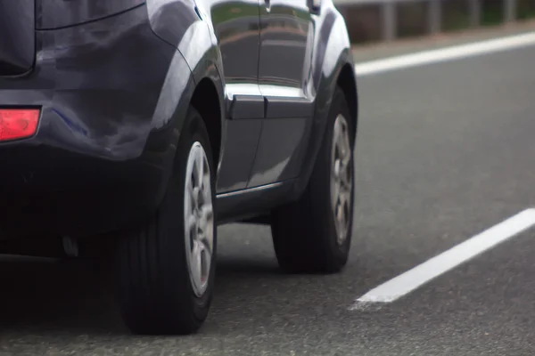 Auto rijden op een weg — Stockfoto