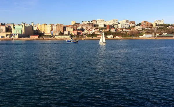サンタンデール市の前にセーリング小さい帆船ホワイト, — ストック写真