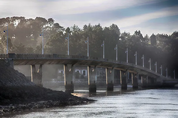 A kilépő folyó modern híd — Stock Fotó