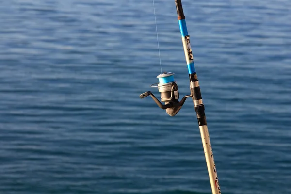 Carrete de primer plano una caña de pescar — Foto de Stock