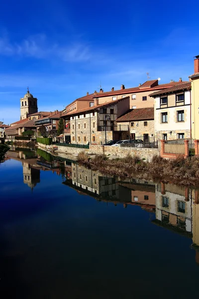 Paysage de la rivière et du village à Aguilar de Campo, célèbre pour i — Photo