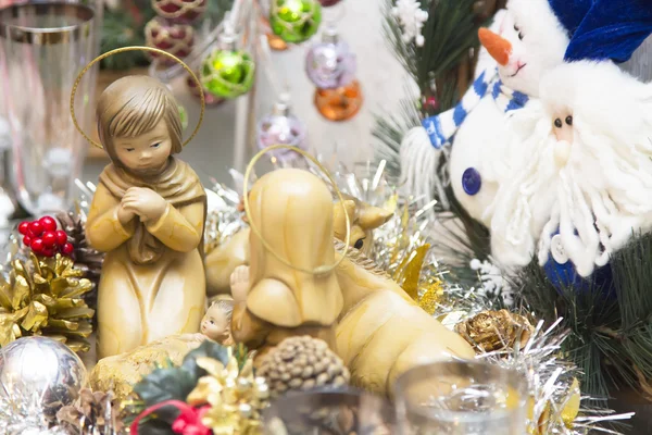 Pequeñas figuras navideñas formando un belén —  Fotos de Stock