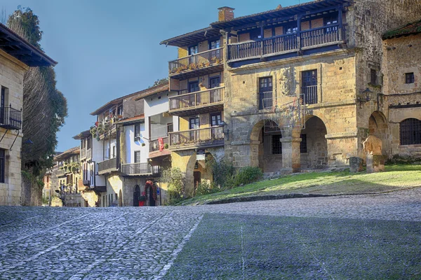 Ruas típicas da antiga aldeia do património mundial de Santillana del — Fotografia de Stock