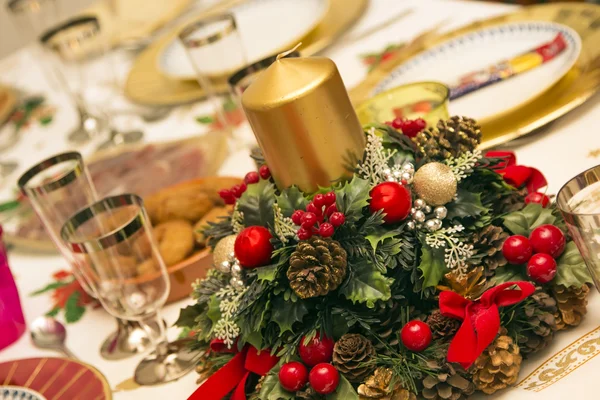 Элегантный рождественский стол, украшенный типичным и красочным объектом — стоковое фото