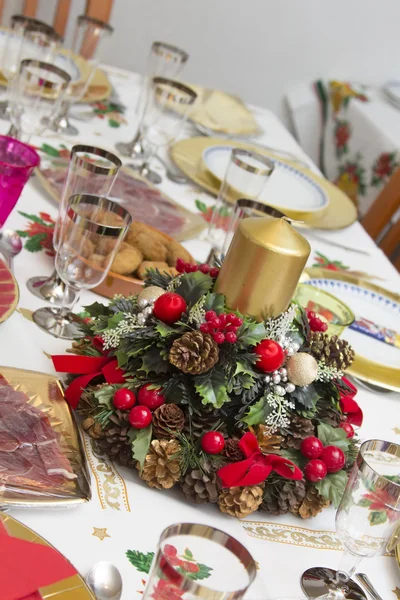 Elegante kerst tafel ingericht met typische en kleurrijke obje Stockfoto