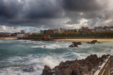 Deniz kıyısında ve büyük bulutlar güzel manzara