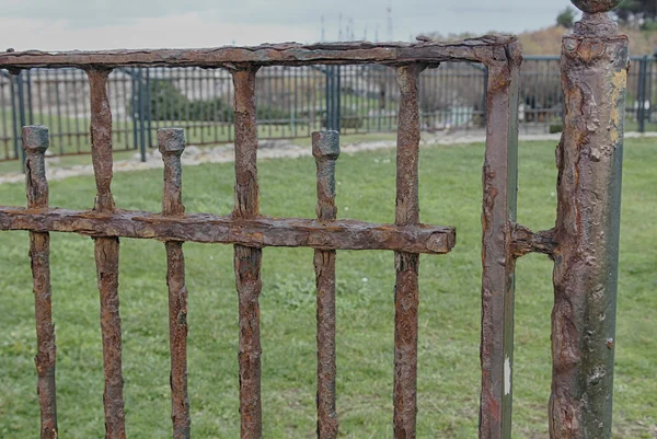 Viejas barras oxidadas de una puerta de hierro — Foto de Stock