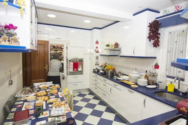 Moderne blauwe en witte zeer heldere en schone keuken bereiden fo — Stockfoto