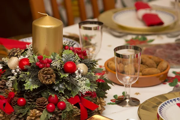 Elegante mesa de Navidad decorada con objetos típicos y coloridos — Foto de Stock