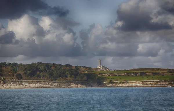 Coastal landscape with beautiful clouds in the background — Stock Photo, Image