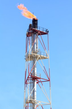 büyük fişekleri ile petrol rafineri bacaları