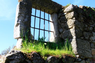 Eski pencere paslı parmaklıklar harap bir ev ile