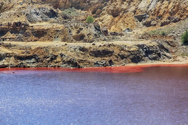 Suelo con un alto contenido en hierro rojizo por el óxido, ari desierto —  Fotos de Stock