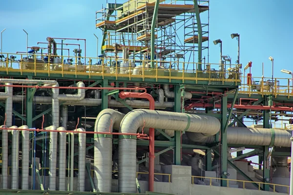 Tubos mil cores em uma refinaria de petróleo moderna — Fotografia de Stock