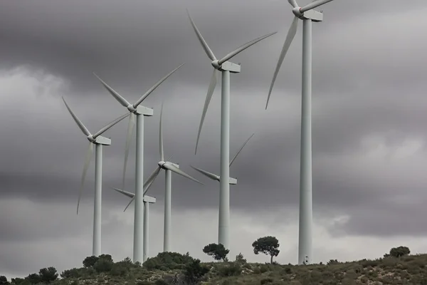 Vind energi väderkvarnar i en mörk storm, elektriska generatorer — Stockfoto