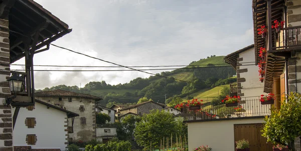 Belas casas de campo nos Pirinéus, Etxalar, Espanha — Fotografia de Stock