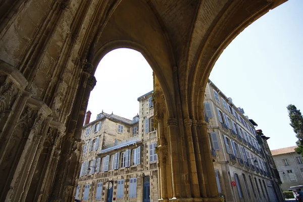 Domkyrkan under dagen i bayonne, Frankrike — Stockfoto