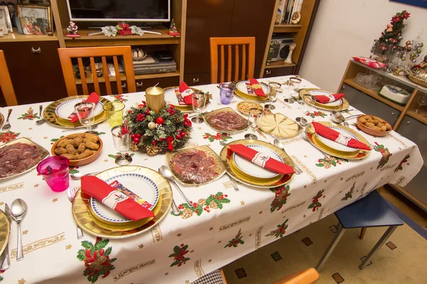 Elegantní vánoční stůl zdobí cí typická a barevné — Stock fotografie