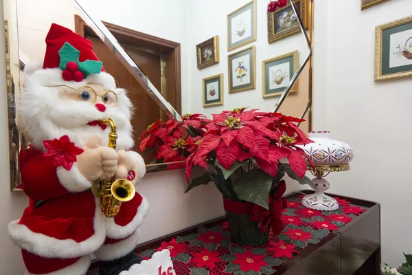 Dettagli interni di una casa decorata con articoli natalizi — Foto Stock