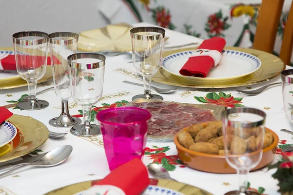 Elegante kerst tafel ingericht met typische en kleurrijke obje — Stockfoto
