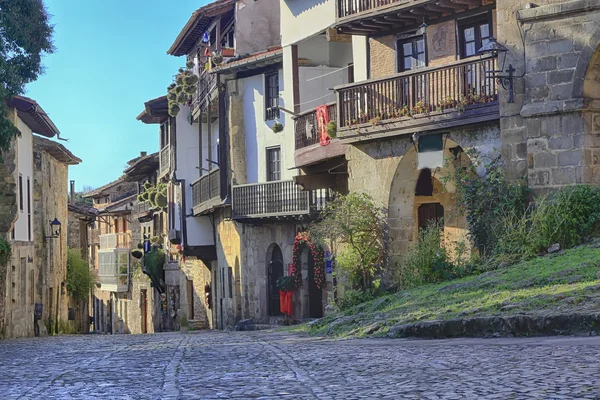 Ruas típicas da antiga aldeia do património mundial de Santillana del — Fotografia de Stock