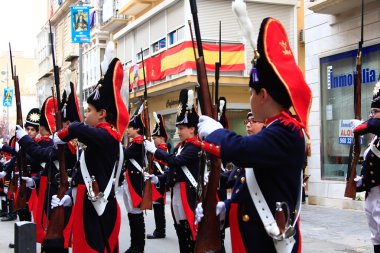 Cartagena, İspanya mar 25: kazık evenin ile parading asker