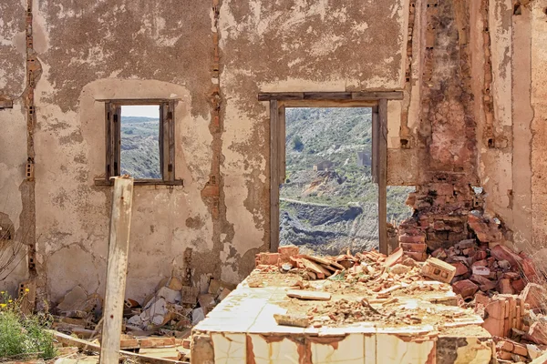 Dilapidated housing interior destroyed by bomb explosion — Stock Photo, Image