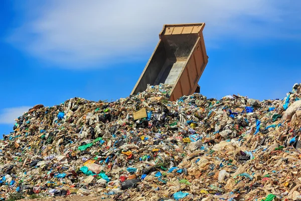 Lossen vrachtwagen in een berg van trash — Stockfoto