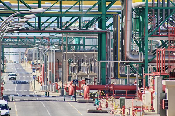 Tubos mil cores em uma refinaria de petróleo moderna — Fotografia de Stock