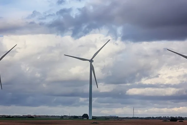 Vind energi väderkvarnar i en mörk storm, elektriska generatorer — Stockfoto