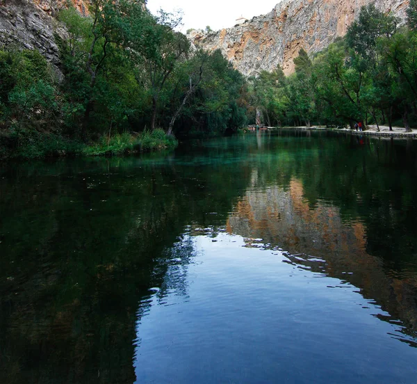 Tranquillo lago all'interno di una foresta con bellissimo riflesso — Foto Stock