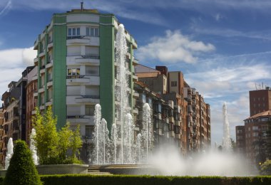 şehir merkezinde büyük bir meydanda süs çeşme