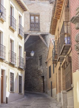 Toledo, İspanya tatil beldesi ortaçağ sokaklarında eski dar