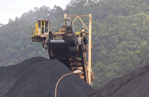 Riesenbagger mit Kohle in einem Bergwerk — Stockfoto