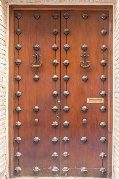 Porta de madeira velha com ornamentos de ferro — Fotografia de Stock