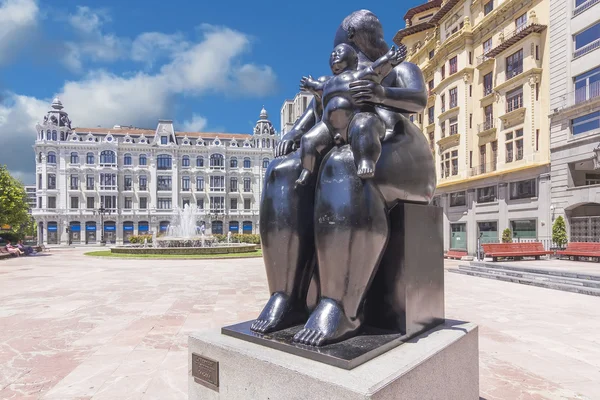 Calle y Parque en la ciudad de Oviedo, España —  Fotos de Stock