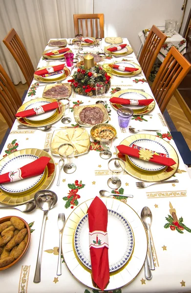Elegantní vánoční stůl zdobí cí typická a barevné — Stock fotografie
