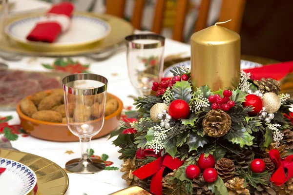 Elegante mesa de Navidad decorada con objetos típicos y coloridos — Foto de Stock