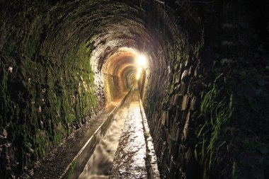 eski tüneli su kanalı ile nemlendirilmiş kayaya oyulmuş