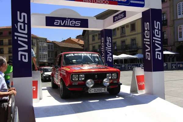 AVILES ESPAGNE, 28 JUILLET 2013 : Rallye des voitures anciennes exposition mer — Photo