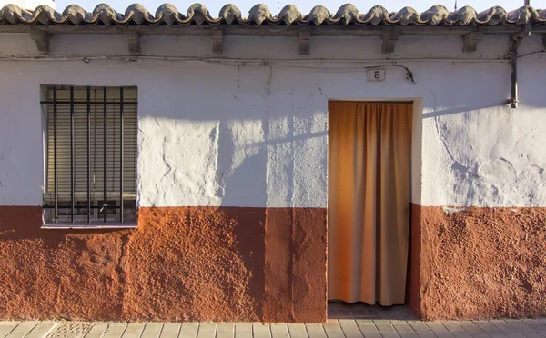 Facciata dell'edificio con ombre all'alba — Foto Stock