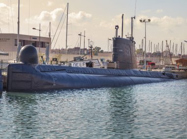 eski emekli askeri denizaltı için hurdaya