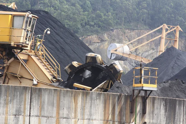 Riesenbagger mit Kohle in einem Bergwerk — Stockfoto