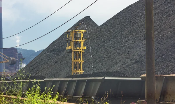 Carruagens de trem fora de carvão em uma mina — Fotografia de Stock