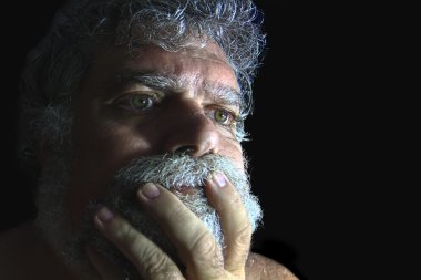 Olgun sakallı adam kızgın yüzü