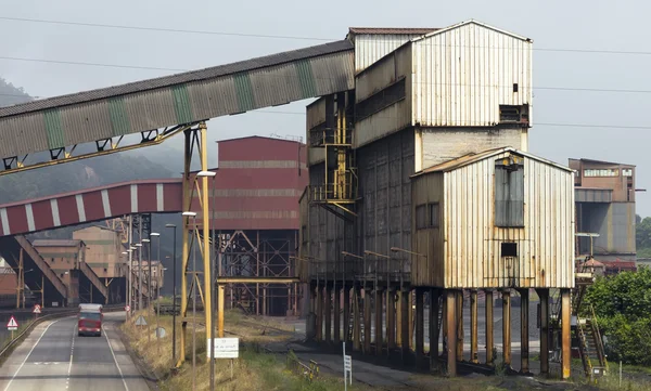 Tape tildækket til transport af kul fra minen - Stock-foto