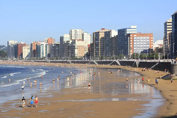 Vit sandstrand i staden gijon, Spanien — Stockfoto